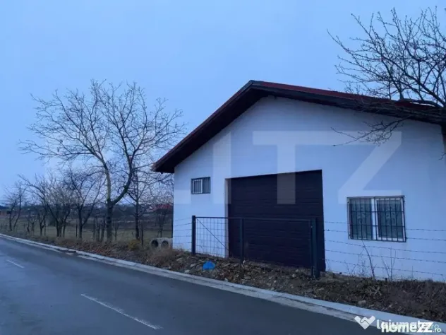 Casa si hala de vanzare, in Horodnic de Sus