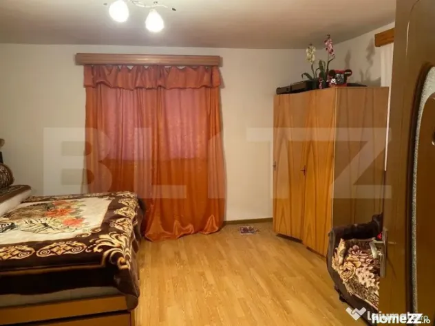 Casa si hala de vanzare, in Horodnic de Sus