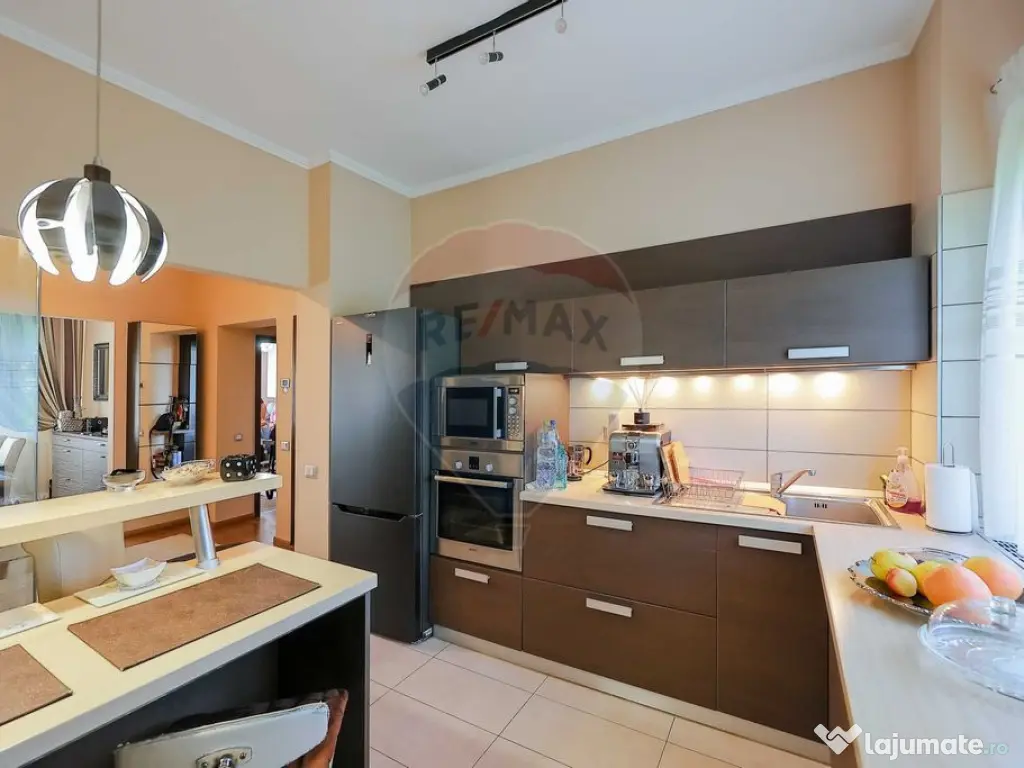 Apartament cu 4 camere și garaj de vânzare în zona Uni...