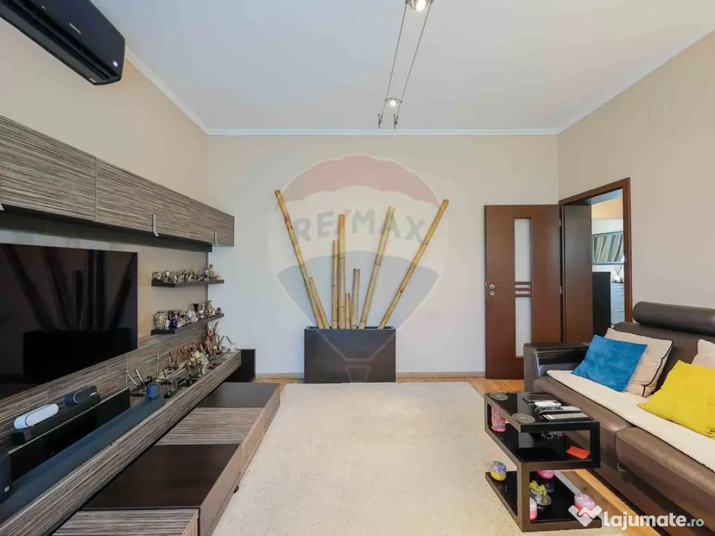 Apartament cu 4 camere și garaj de vânzare în zona Uni...