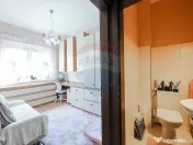 Apartament cu 4 camere și garaj de vânzare în zona Uni... 