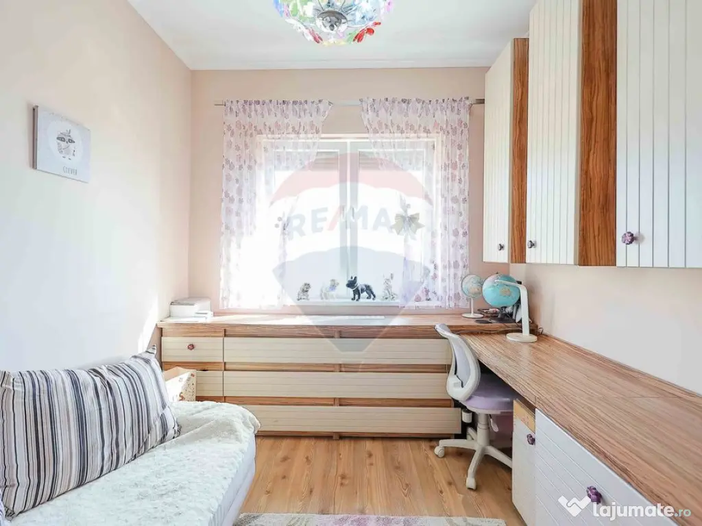 Apartament cu 4 camere și garaj de vânzare în zona Uni...