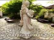 Statuetă fata cu coșulețe, galben patinat, model S23. 