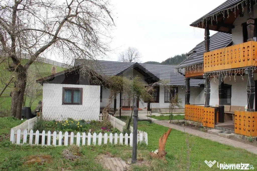 Casa de vacanta si anexe in Stulpicani