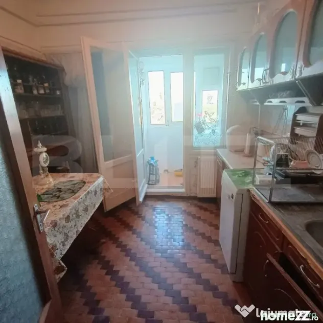 Apartament 4 camere, 82 mp ,3 balcoane inchise + boxa, zona - Ploiesti (Prahova)