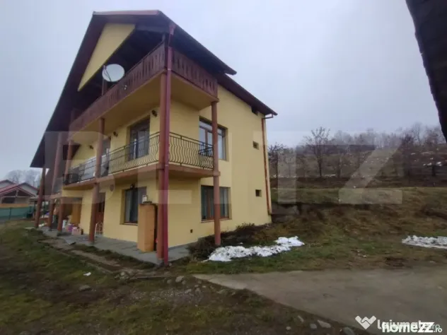 Villa, 500 mp, 7 camere, 3500 mp teren, zona Stramba