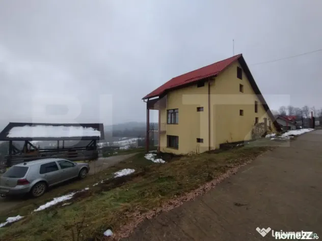 Villa, 500 mp, 7 camere, 3500 mp teren, zona Stramba