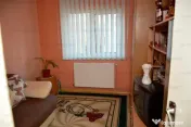Apartament 4 camere,decomadat,2 bai - zona Tractorul