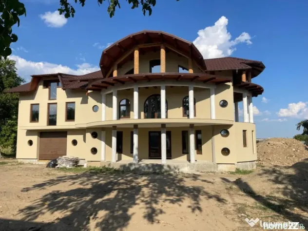 Casa cu 10 camere, 550 mp utili, 10.000 mp teren, Zvoristea,