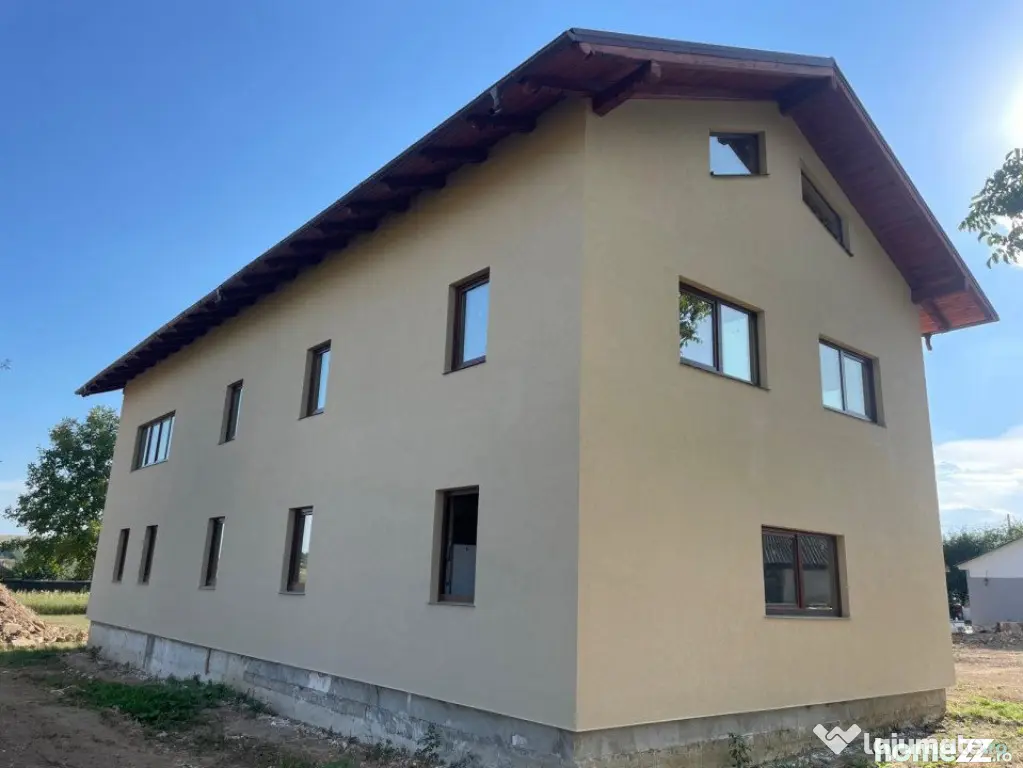 Casa cu 10 camere, 550 mp utili, 10.000 mp teren, Zvoristea,