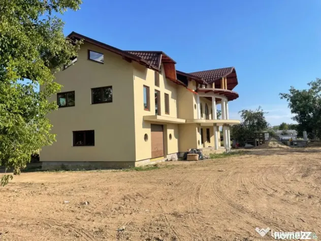 Casa cu 10 camere, 550 mp utili, 10.000 mp teren, Zvoristea,
