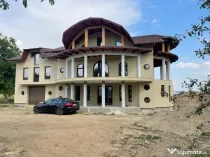 Casa cu 10 camere, 550 mp utili, 10.000 mp teren, Zvoristea,