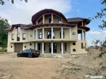 Casa cu 10 camere, 550 mp utili, 10.000 mp teren, Zvoristea,