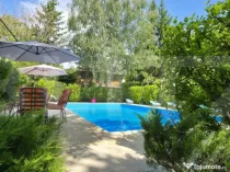 Proprietate Exclusivistă: 2 Case, Piscină și Teren de Ten