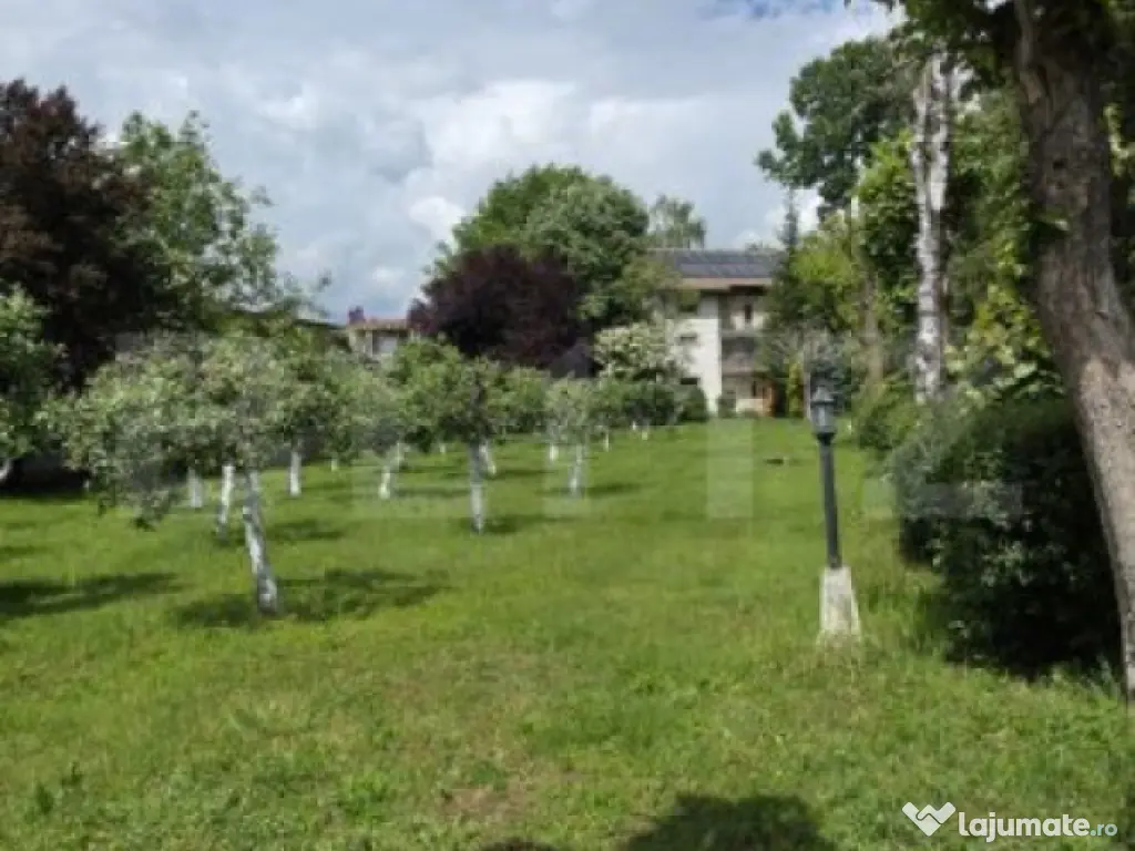 Proprietate Exclusivistă: 2 Case, Piscină și Teren de Ten