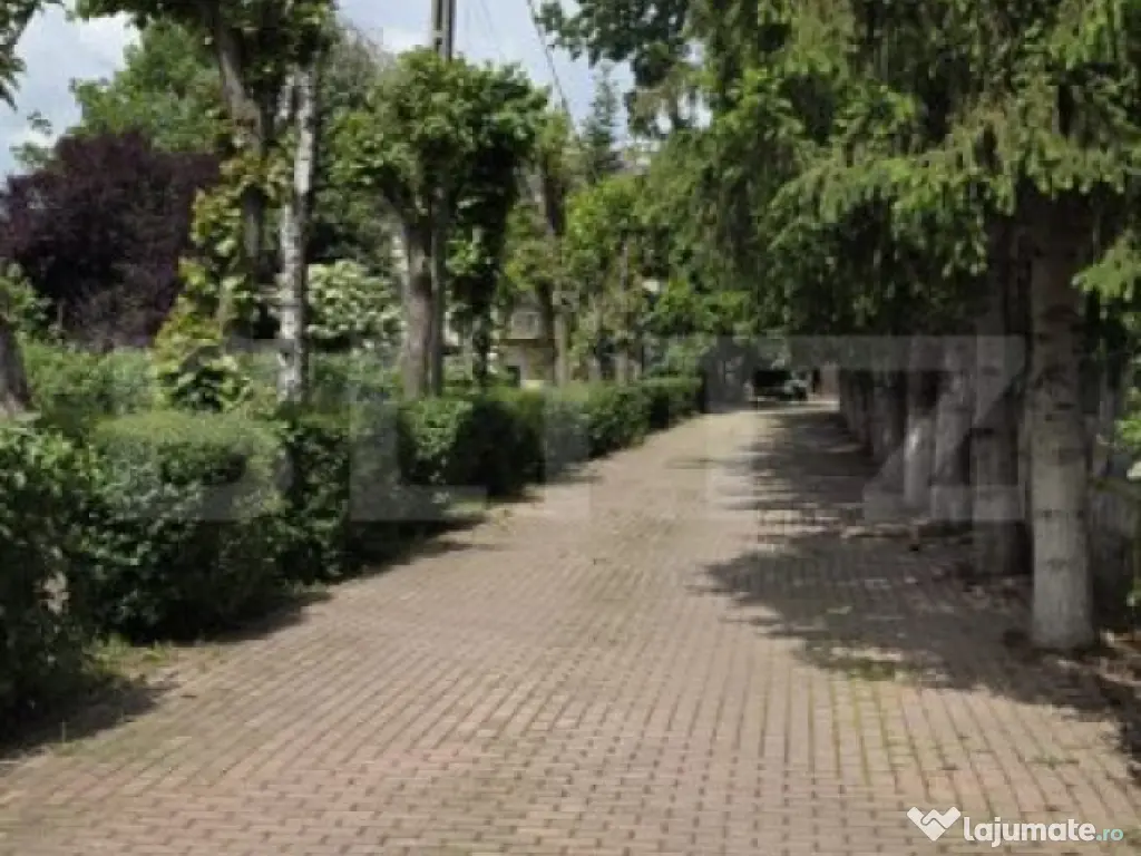 Proprietate Exclusivistă: 2 Case, Piscină și Teren de Ten