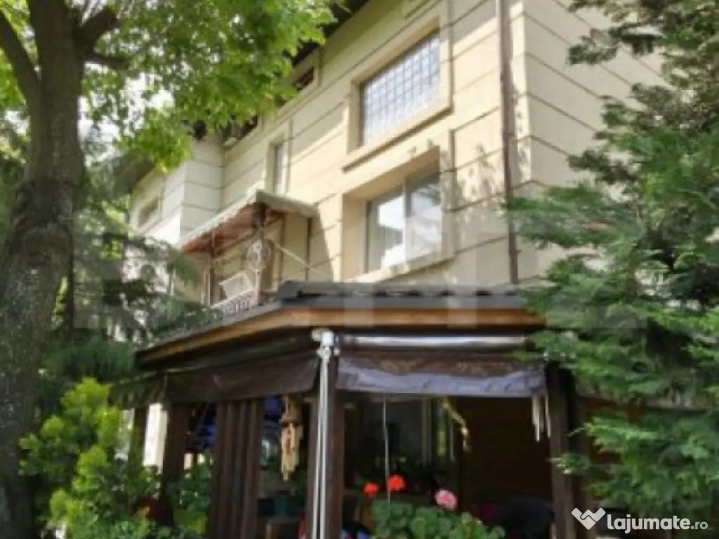 Proprietate Exclusivistă: 2 Case, Piscină și Teren de Ten