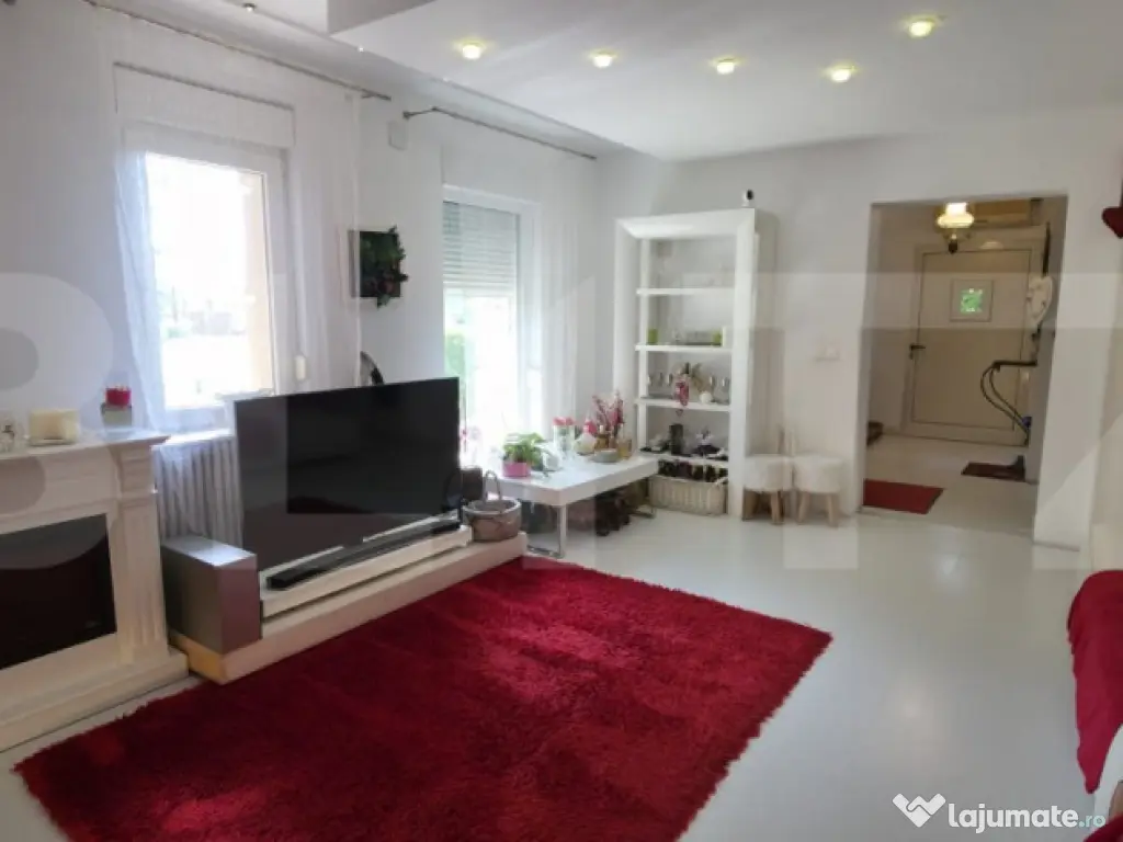 Proprietate Exclusivistă: 2 Case, Piscină și Teren de Ten