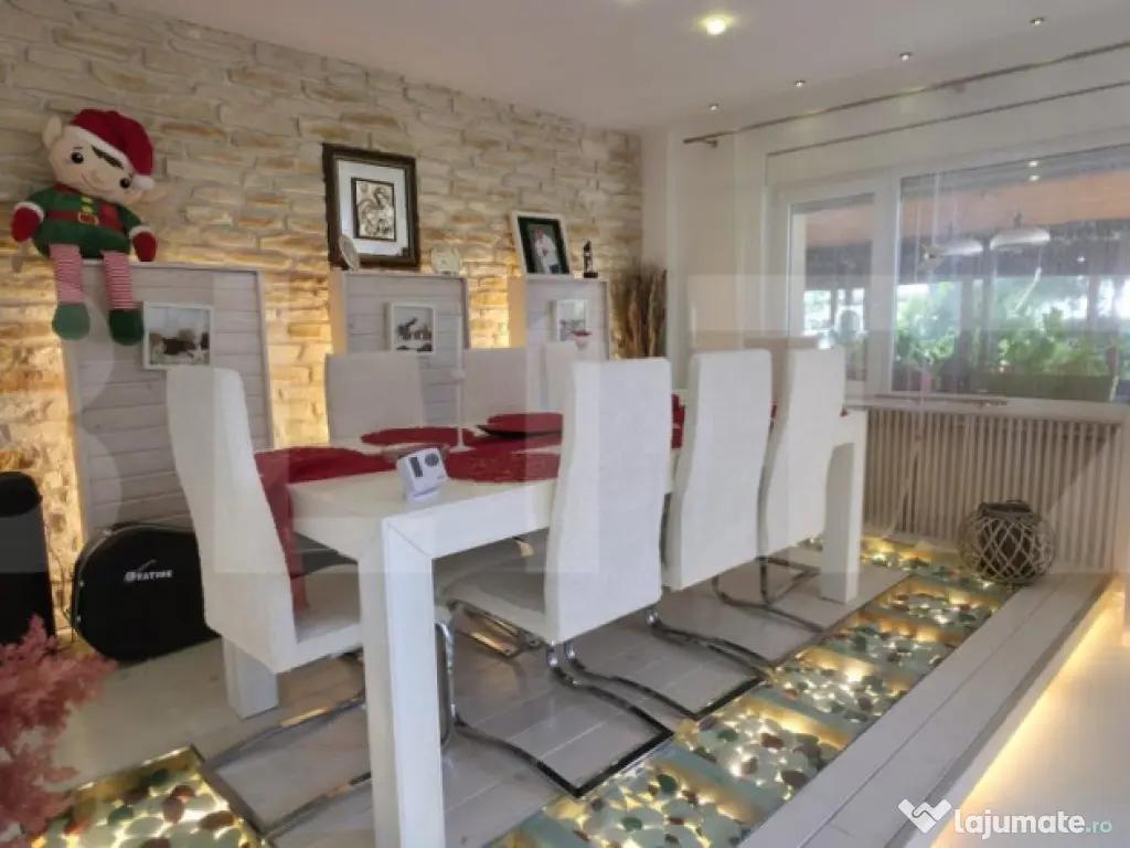 Proprietate Exclusivistă: 2 Case, Piscină și Teren de Ten