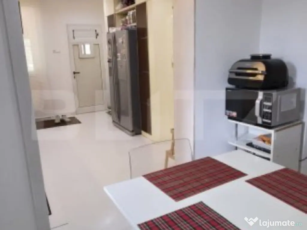 Proprietate Exclusivistă: 2 Case, Piscină și Teren de Ten