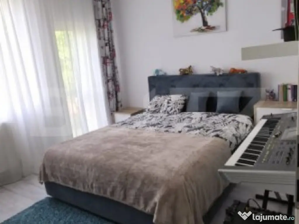 Proprietate Exclusivistă: 2 Case, Piscină și Teren de Ten