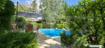 Proprietate Exclusivistă: 2 Case, Piscină și Teren de Ten