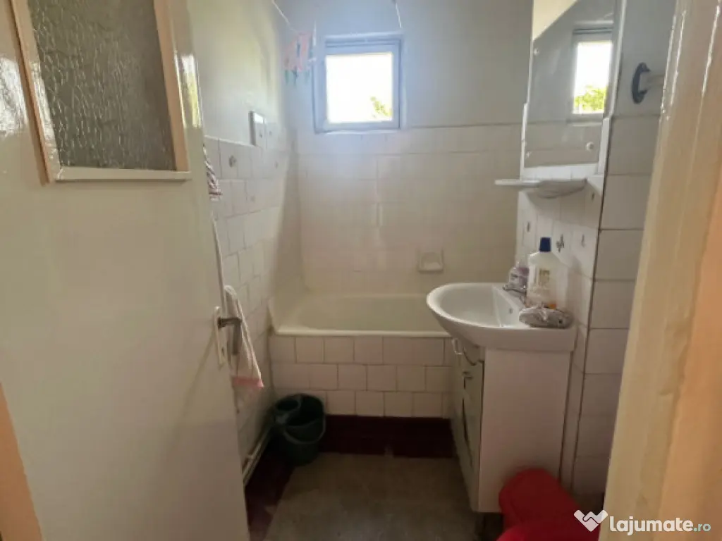 - Apartament 3 camere confort 1, zona Obor, etaj 3.