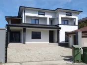 Casă Spațioasă cu 7 Camere, 242 mp Utili și 600 mp Teren 