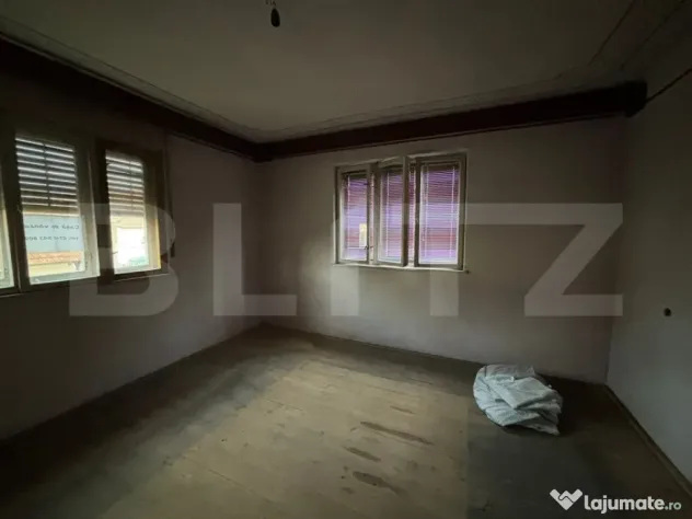 Casa cu anexe si gradina.