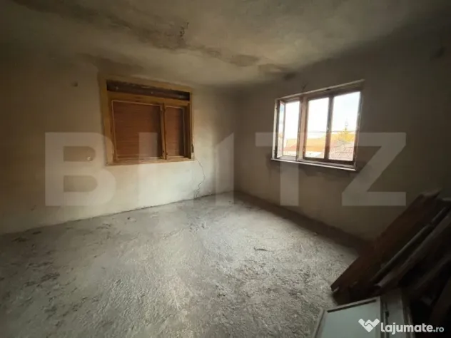 Casa cu anexe si gradina.
