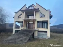 Casa de vanzare, cu 5 camere, 460 mp+teren 5800 mp, 10 km de