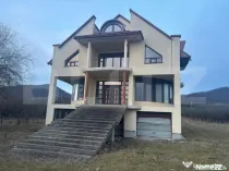 Casa de vanzare, cu 5 camere, 460 mp+teren 5800 mp, 10 km de