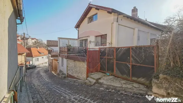 PODUL LUI GRID 13 | CASA 4 CAMERE CU DOUA BAI SI PRIVELIS...