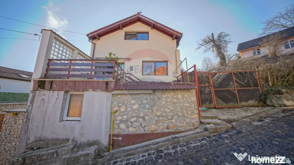 PODUL LUI GRID 13 | CASA 4 CAMERE CU DOUA BAI SI PRIVELIS...