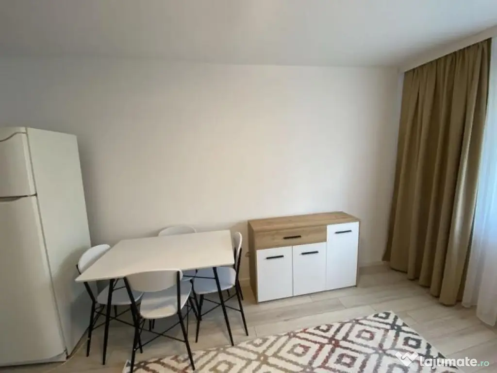 Garsoniera de vanzare zona Poarta 6, recent renovata