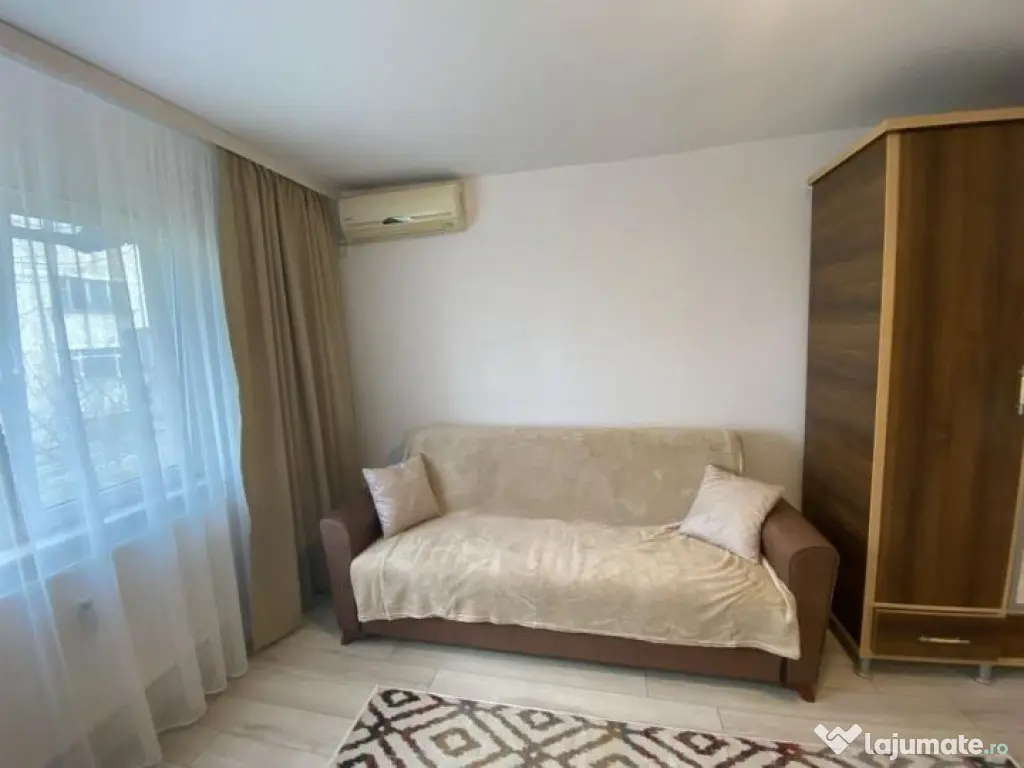 Garsoniera de vanzare zona Poarta 6, recent renovata