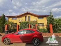 Vila lux 5 camere cu gradina superba centru Domnesti