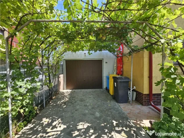 Vila lux 5 camere cu gradina superba centru Domnesti
