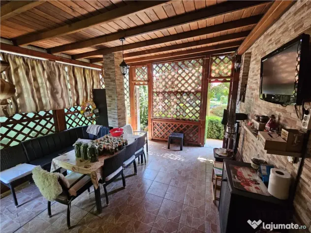 Vila lux 5 camere cu gradina superba centru Domnesti
