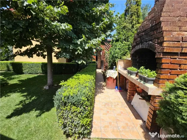 Vila lux 5 camere cu gradina superba centru Domnesti