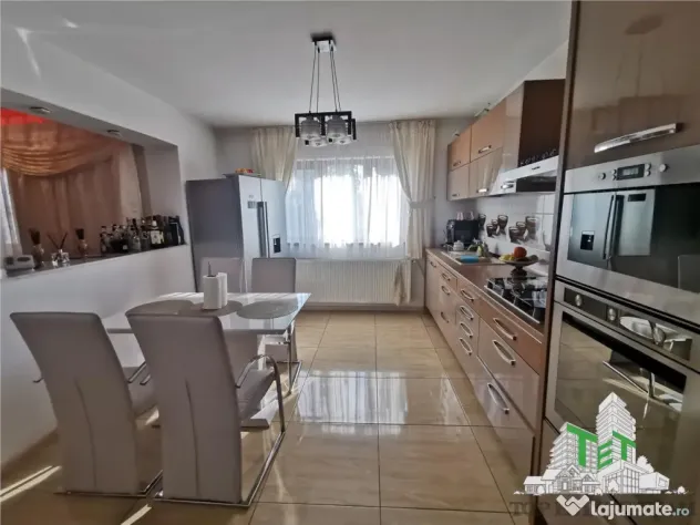 Vila lux 5 camere cu gradina superba centru Domnesti