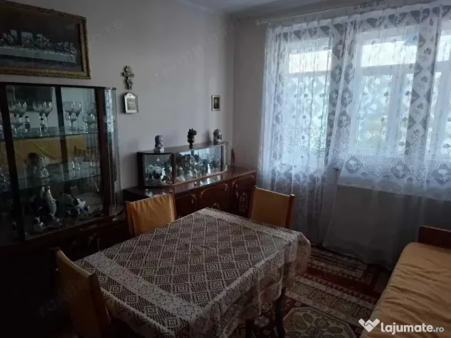 1 camera in zona Dambovita