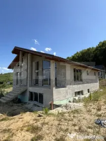 Casă cu panoramă deosebită pe Dealul Jelni – 10 ari de