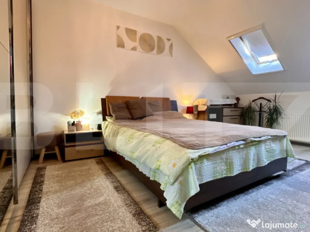 Apartament cu 3 camere și 2 băi, curte comuna, centrală p