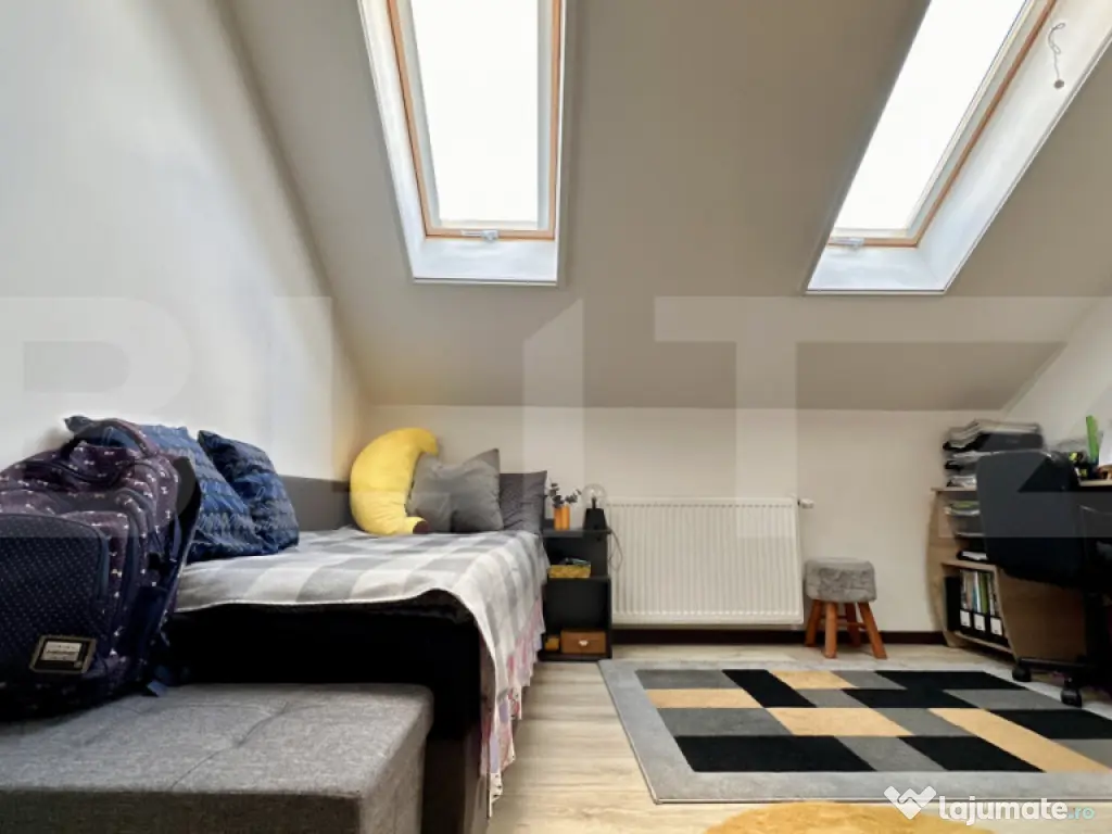 Apartament cu 3 camere și 2 băi, curte comuna, centrală p