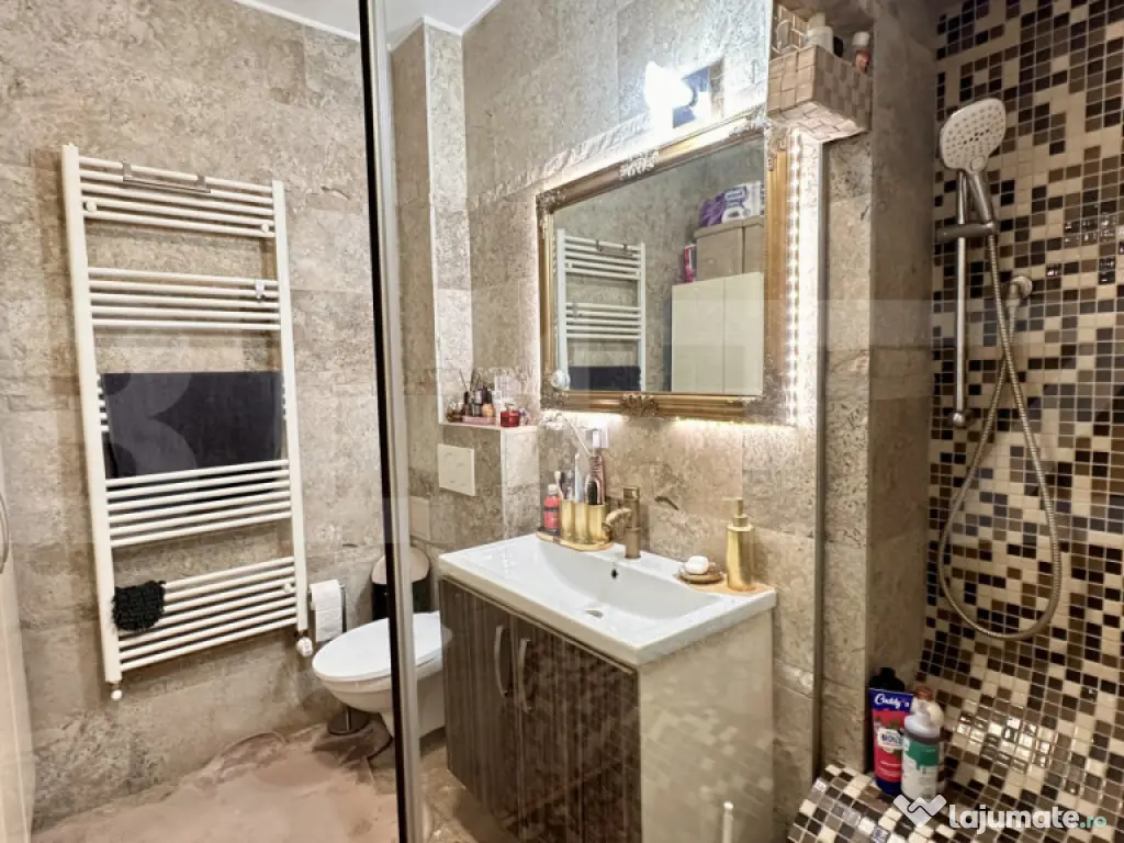 Apartament cu 3 camere și 2 băi, curte comuna, centrală p