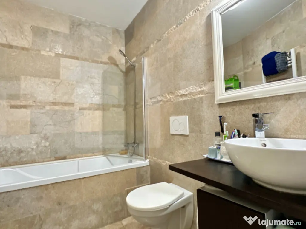 Apartament cu 3 camere și 2 băi, curte comuna, centrală p