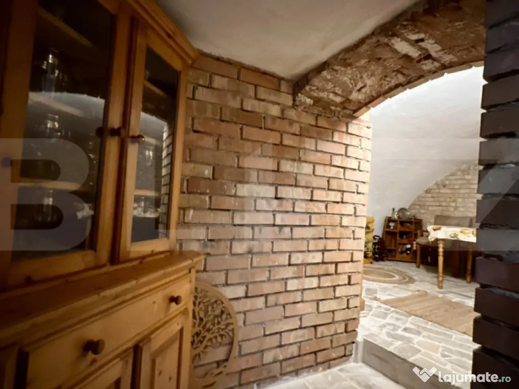 Apartament cu 3 camere și 2 băi, curte comuna, centrală p