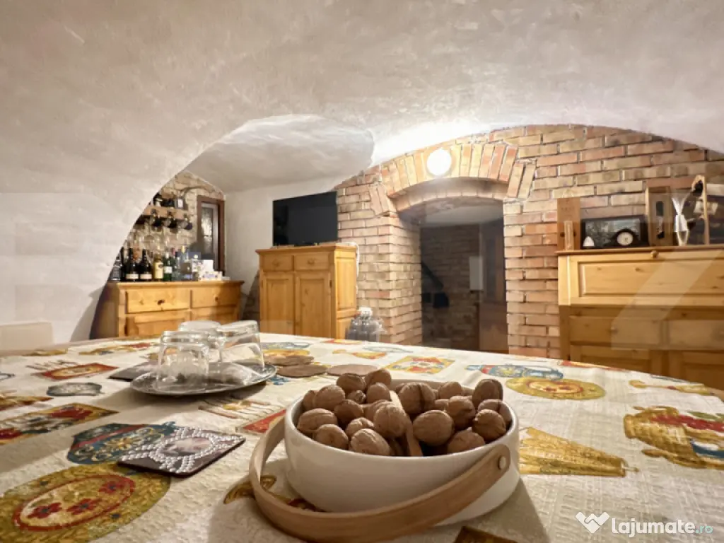 Apartament cu 3 camere și 2 băi, curte comuna, centrală p