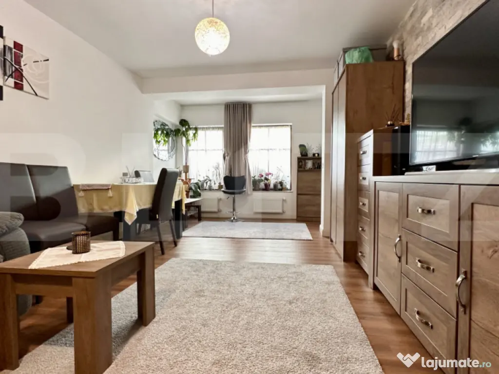 Apartament cu 3 camere și 2 băi, curte comuna, centrală p